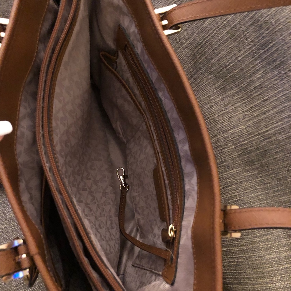 👜Michael Kors NS Jet Set, with matching Fulton Wallet
👜Color: Brown - Picture 6 of 8